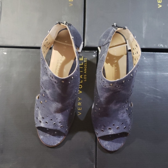 Very Volatile Tevy Denim Brand New in Box Rare - Picture 2 of 7